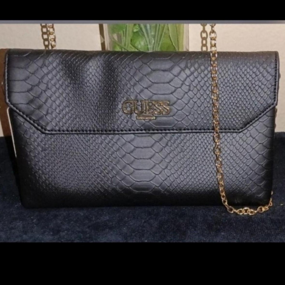 🆕 guess clutch ♥️ - Picture 2 of 4